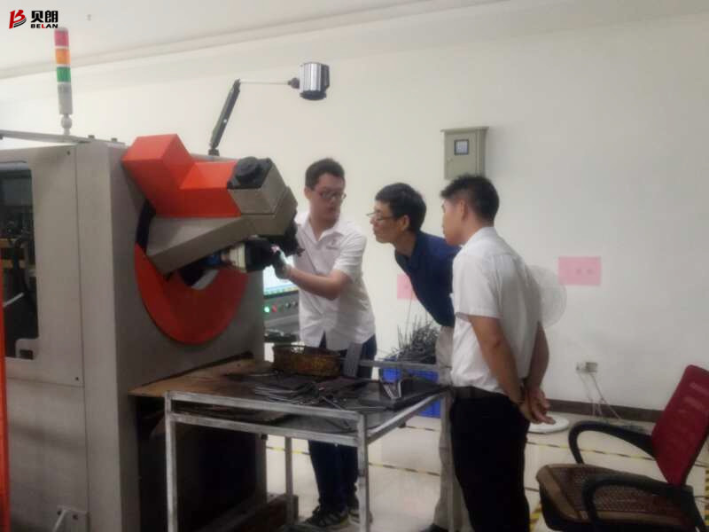 佛山客戶來貝朗看不銹鋼成型機(jī)，現(xiàn)場打樣談合作